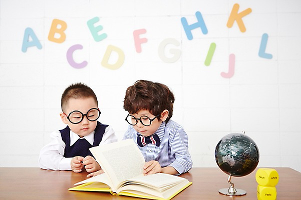 포토 JPG 알파벳 영어 어린이교육 남자 안경 어린이 실내 영어교육 사람 동양인 상반신 두명 앞모습 책 친구 독서 지구본 유치원생 한국인 책상 주사위 남자만 어린이만 소년만 안경낌 국내포토 문자 잡화 교육 뷰포인트 가구 관계 인종 내부 파일형식