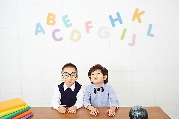 포토 JPG 알파벳 영어 어린이교육 남자 안경 어린이 실내 영어교육 사람 동양인 상반신 두명 앞모습 책 친구 연필 지구본 쌓기 유치원생 한국인 책상 남자만 어린이만 소년만 안경낌 국내포토 문자 잡화 교육 뷰포인트 가구 관계 모션 학용품 인종 내부 필기구 파일형식