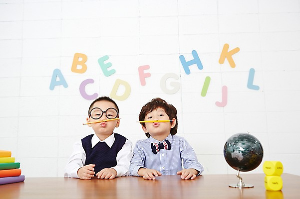 포토 JPG 알파벳 영어 어린이교육 남자 안경 어린이 실내 영어교육 사람 동양인 상반신 두명 앞모습 친구 연필 지구본 유치원생 한국인 책상 주사위 남자만 어린이만 소년만 안경낌 국내포토 문자 잡화 교육 뷰포인트 가구 관계 학용품 인종 내부 필기구 파일형식