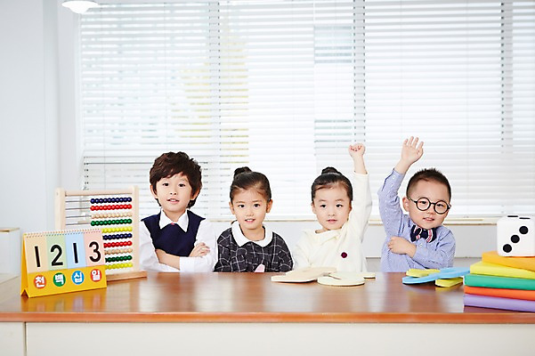 포토 JPG 여자 어린이교육 남자 안경 어린이 실내 사람 동양인 여러명 상반신 앞모습 책 숫자 손들기 쌓기 팔짱 유치원생 한국인 주판 수학 책상 주사위 어린이만 안경낌 국내포토 문자 잡화 교육 뷰포인트 가구 다수 교과목 모션 인종 내부 계산기 파일형식