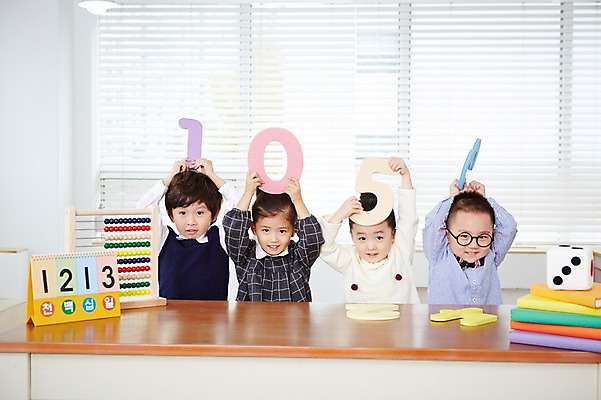 포토 JPG 여자 어린이교육 남자 안경 어린이 실내 들기 사람 동양인 여러명 상반신 앞모습 책 숫자 쌓기 유치원생 한국인 주판 수학 책상 주사위 어린이만 안경낌 국내포토 문자 잡화 교육 뷰포인트 가구 다수 교과목 모션 인종 내부 계산기 파일형식