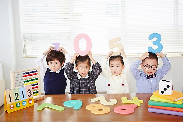 포토 JPG 여자 어린이교육 남자 안경 어린이 실내 들기 사람 동양인 여러명 상반신 앞모습 책 숫자 쌓기 유치원생 한국인 주판 수학 책상 주사위 어린이만 안경낌 국내포토 문자 잡화 교육 뷰포인트 가구 다수 교과목 모션 인종 내부 계산기 파일형식