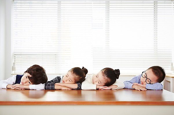 포토 JPG 여자 남자 어린이 엎드리기 모션 실내 사람 동양인 여러명 상반신 앞모습 눈감음 유치원생 한국인 잠 책상 어린이만 국내포토 뷰포인트 가구 다수 인종 내부 파일형식