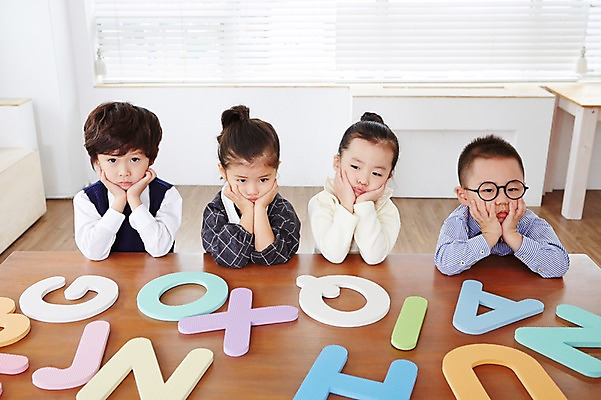 포토 JPG 알파벳 영어 여자 어린이교육 남자 안경 어린이 생각 실내 영어교육 사람 동양인 여러명 상반신 앞모습 턱괴기 유치원생 한국인 책상 고민 어린이만 안경낌 국내포토 문자 잡화 교육 감정 뷰포인트 가구 다수 모션 인종 내부 파일형식