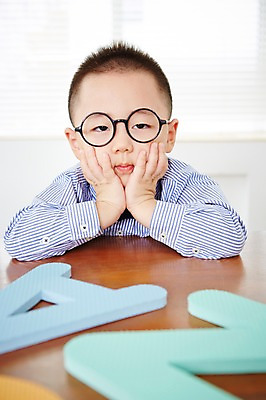 포토 JPG 알파벳 영어 어린이교육 남자 안경 어린이 생각 실내 영어교육 한명 사람 동양인 상반신 앞모습 턱괴기 유치원생 한국인 고민 남자만 남자한명만 어린이만 소년만 소년한명만 안경낌 국내포토 문자 1 잡화 교육 감정 뷰포인트 모션 인종 내부 파일형식