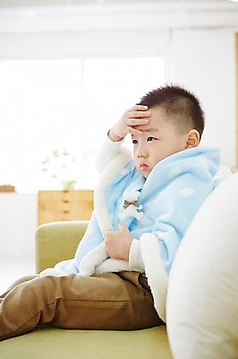 포토 JPG 남자 어린이 실내 한명 사람 앉기 동양인 손짓 상반신 옆모습 유치원생 고통 한국인 질병 담요 감기 남자만 남자한명만 어린이만 소년만 소년한명만 국내포토 1 감정 뷰포인트 의학 모션 인종 내부 파일형식