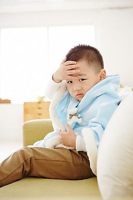 포토 JPG 남자 어린이 실내 한명 사람 앉기 동양인 손짓 상반신 옆모습 유치원생 고통 한국인 질병 담요 감기 남자만 남자한명만 어린이만 소년만 소년한명만 국내포토 1 감정 뷰포인트 의학 모션 인종 내부 파일형식