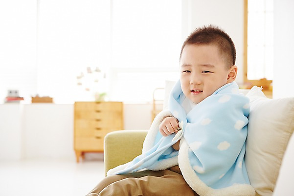 포토 JPG 남자 어린이 실내 한명 사람 앉기 동양인 상반신 옆모습 유치원생 고통 한국인 질병 담요 감기 남자만 남자한명만 어린이만 소년만 소년한명만 국내포토 1 감정 뷰포인트 의학 모션 인종 내부 파일형식