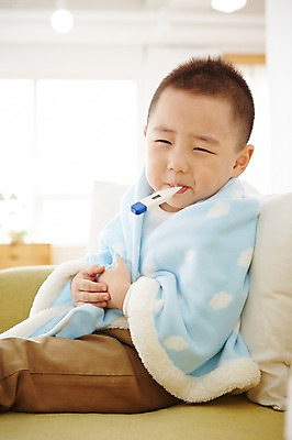 포토 JPG 남자 어린이 실내 한명 사람 앉기 동양인 상반신 옆모습 유치원생 고통 한국인 질병 온도계 체온계 물기 담요 감기 체온측정 남자만 남자한명만 어린이만 소년만 소년한명만 국내포토 1 감정 뷰포인트 의학 모션 인종 내부 측정 파일형식