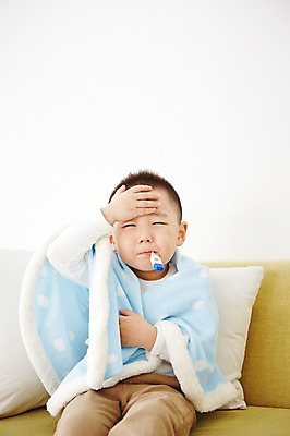 포토 JPG 남자 어린이 실내 한명 사람 앉기 동양인 손짓 상반신 앞모습 유치원생 고통 한국인 질병 온도계 체온계 물기 담요 감기 체온측정 남자만 남자한명만 어린이만 소년만 소년한명만 국내포토 1 감정 뷰포인트 의학 모션 인종 내부 측정 파일형식