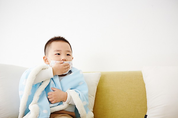 포토 JPG 남자 어린이 실내 마스크 한명 사람 앉기 동양인 손짓 상반신 앞모습 유치원생 고통 한국인 질병 담요 감기 남자만 남자한명만 어린이만 소년만 소년한명만 코로나바이러스 국내포토 1 감정 뷰포인트 의학 모션 인종 내부 바이러스 파일형식