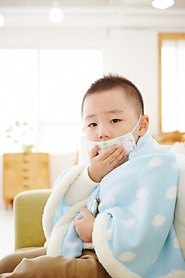 포토 JPG 남자 어린이 실내 마스크 한명 사람 앉기 동양인 손짓 상반신 옆모습 유치원생 고통 한국인 질병 담요 감기 남자만 남자한명만 어린이만 소년만 소년한명만 코로나바이러스 국내포토 1 감정 뷰포인트 의학 모션 인종 내부 바이러스 파일형식