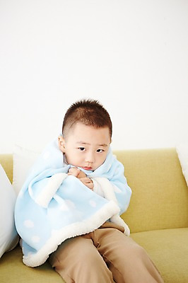 포토 JPG 남자 어린이 실내 한명 사람 앉기 동양인 상반신 앞모습 유치원생 고통 한국인 질병 담요 감기 남자만 남자한명만 어린이만 소년만 소년한명만 국내포토 1 감정 뷰포인트 의학 모션 인종 내부 파일형식