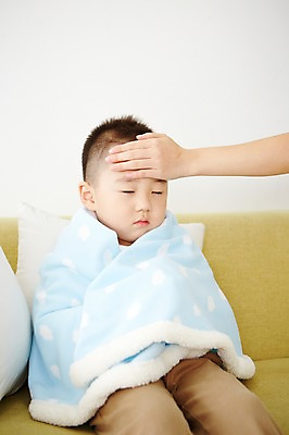 포토 JPG 손 남자 어린이 실내 사람 앉기 동양인 손짓 상반신 두명 앞모습 신체부위 눈감음 유치원생 고통 한국인 질병 체온계 담요 감기 체온측정 어린이만 국내포토 감정 뷰포인트 의학 모션 인종 내부 온도계 측정 파일형식