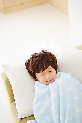 포토 JPG 남자 어린이 실내 한명 사람 동양인 상반신 앞모습 소파 눕기 눈감음 유치원생 고통 한국인 질병 담요 감기 남자만 남자한명만 어린이만 소년만 소년한명만 국내포토 1 감정 뷰포인트 의자 의학 모션 인종 내부 파일형식