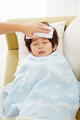 포토 JPG 손 남자 어린이 실내 사람 동양인 상반신 두명 앞모습 신체부위 소파 눕기 눈감음 유치원생 고통 한국인 질병 담요 감기 물수건 어린이만 국내포토 감정 뷰포인트 의자 의학 모션 인종 내부 파일형식