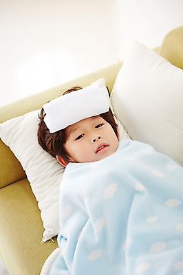 포토 JPG 남자 어린이 실내 한명 사람 동양인 상반신 소파 눕기 유치원생 고통 한국인 질병 담요 감기 물수건 남자만 남자한명만 어린이만 소년만 소년한명만 국내포토 1 감정 의자 의학 모션 인종 내부 파일형식