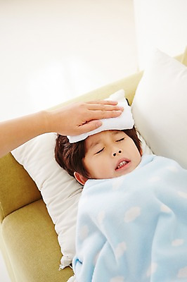 포토 JPG 손 남자 어린이 실내 사람 동양인 상반신 두명 신체부위 소파 눕기 눈감음 유치원생 고통 한국인 질병 담요 감기 물수건 어린이만 국내포토 감정 의자 의학 모션 인종 내부 파일형식