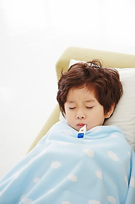 포토 JPG 남자 어린이 실내 한명 사람 동양인 상반신 앞모습 소파 눕기 눈감음 유치원생 고통 한국인 질병 온도계 체온계 물기 담요 감기 체온측정 남자만 남자한명만 어린이만 소년만 소년한명만 국내포토 1 감정 뷰포인트 의자 의학 모션 인종 내부 측정 파일형식