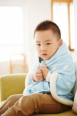 포토 JPG 남자 어린이 실내 한명 사람 앉기 동양인 상반신 옆모습 소파 유치원생 고통 한국인 질병 담요 감기 남자만 남자한명만 어린이만 소년만 소년한명만 국내포토 1 감정 뷰포인트 의자 의학 모션 인종 내부 파일형식