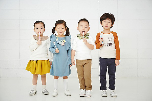 포토 JPG 전신 여자 남자 어린이 실내 건강 서기 들기 사람 동양인 여러명 앞모습 치료 유치원생 한국인 양치 칫솔 어린이만 국내포토 뷰포인트 다수 의학 모션 인종 내부 위생용품 청결 파일형식