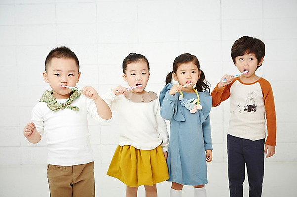 포토 JPG 여자 남자 어린이 실내 건강 서기 들기 사람 동양인 여러명 상반신 앞모습 치료 유치원생 한국인 양치 칫솔 어린이만 국내포토 뷰포인트 다수 의학 모션 인종 내부 위생용품 청결 파일형식