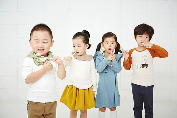 포토 JPG 여자 남자 어린이 실내 건강 서기 웃음 들기 사람 동양인 여러명 상반신 앞모습 치료 유치원생 한국인 양치 칫솔 어린이만 국내포토 뷰포인트 다수 의학 모션 표정 인종 내부 위생용품 청결 파일형식