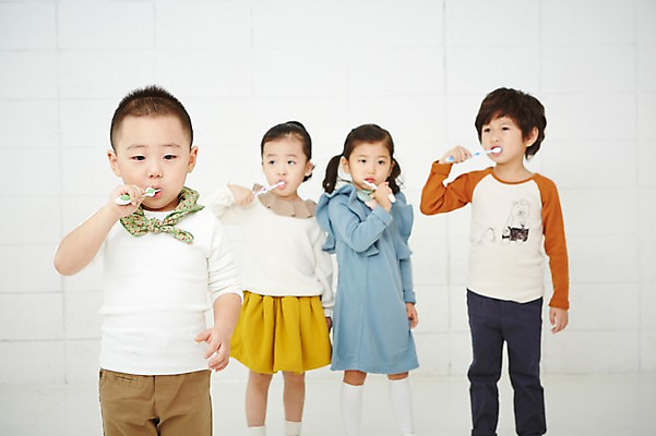 포토 JPG 여자 남자 어린이 실내 건강 서기 들기 사람 동양인 여러명 상반신 앞모습 치료 유치원생 한국인 양치 칫솔 어린이만 국내포토 뷰포인트 다수 의학 모션 인종 내부 위생용품 청결 파일형식