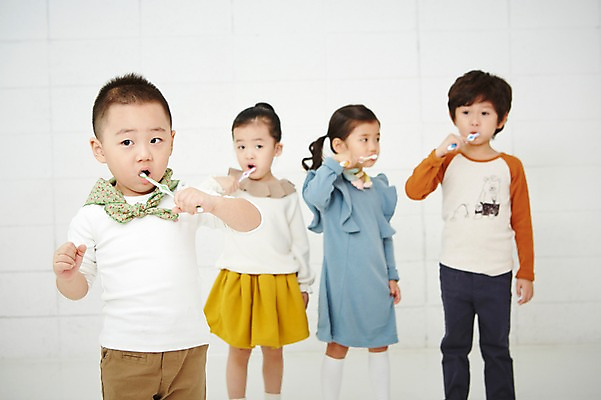 포토 JPG 여자 남자 어린이 실내 건강 서기 들기 사람 동양인 여러명 상반신 앞모습 치료 유치원생 한국인 양치 칫솔 어린이만 국내포토 뷰포인트 다수 의학 모션 인종 내부 위생용품 청결 파일형식