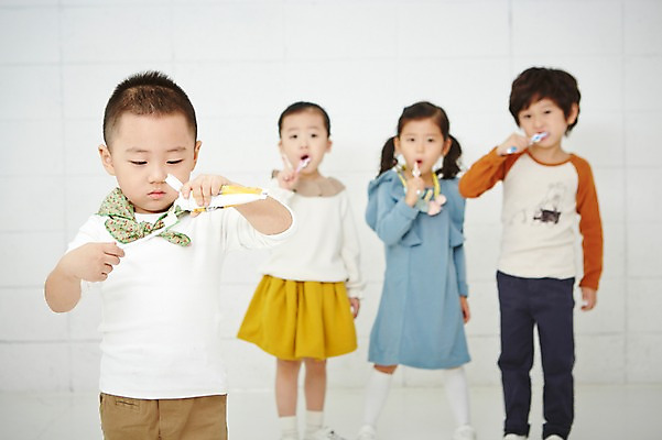 포토 JPG 여자 남자 어린이 실내 건강 서기 들기 사람 동양인 여러명 상반신 앞모습 아웃포커스 치료 유치원생 한국인 양치 칫솔 치약 어린이만 국내포토 뷰포인트 다수 의학 모션 촬영기법 인종 내부 위생용품 청결 파일형식