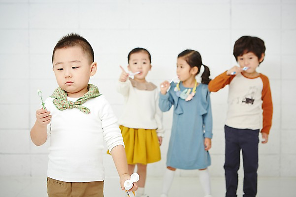 포토 JPG 여자 남자 어린이 실내 건강 들기 사람 동양인 여러명 상반신 앞모습 아웃포커스 치료 유치원생 한국인 양치 칫솔 치약 어린이만 국내포토 뷰포인트 다수 의학 모션 촬영기법 인종 내부 위생용품 청결 파일형식