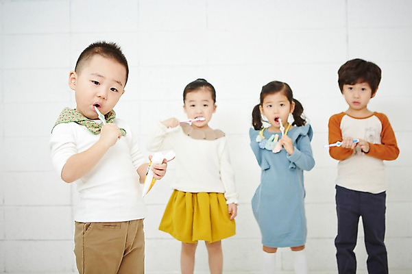 포토 JPG 여자 남자 어린이 실내 건강 서기 들기 사람 동양인 여러명 상반신 앞모습 아웃포커스 치료 유치원생 한국인 양치 칫솔 치약 어린이만 국내포토 뷰포인트 다수 의학 모션 촬영기법 인종 내부 위생용품 청결 파일형식