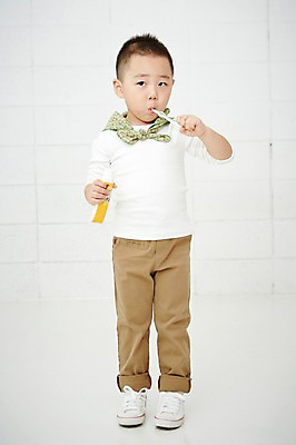포토 JPG 전신 남자 어린이 실내 건강 한명 서기 들기 사람 동양인 앞모습 치료 유치원생 한국인 양치 칫솔 치약 남자만 남자한명만 어린이만 소년만 소년한명만 국내포토 1 뷰포인트 의학 모션 인종 내부 위생용품 청결 파일형식