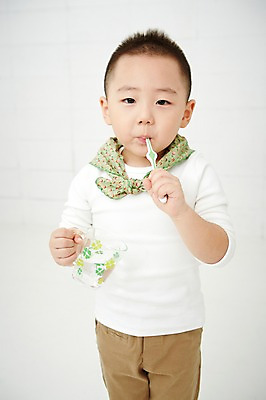 포토 JPG 남자 어린이 실내 건강 한명 서기 들기 사람 동양인 상반신 앞모습 치료 컵 유치원생 한국인 양치 칫솔 남자만 남자한명만 어린이만 소년만 소년한명만 국내포토 1 식기 뷰포인트 의학 모션 인종 내부 위생용품 청결 파일형식