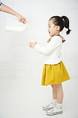 포토 JPG 전신 손 여자 어린이 실내 건강 서기 들기 사람 동양인 두명 옆모습 신체부위 컵 유치원생 한국인 우유 붓기 어린이만 국내포토 식기 뷰포인트 모션 유제품 인종 내부 파일형식