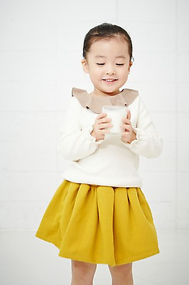 포토 JPG 여자 어린이 실내 건강 한명 서기 웃음 들기 사람 동양인 상반신 앞모습 컵 유치원생 한국인 우유 여자만 여자한명만 어린이만 소녀만 소녀한명만 국내포토 1 식기 뷰포인트 모션 유제품 표정 인종 내부 파일형식
