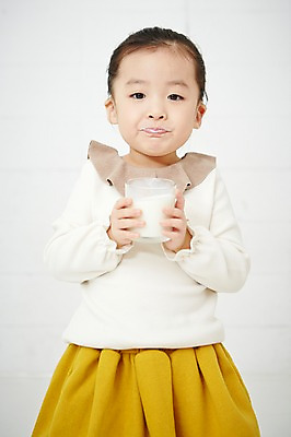 포토 JPG 여자 어린이 실내 건강 한명 서기 들기 사람 동양인 상반신 앞모습 컵 유치원생 한국인 우유 여자만 여자한명만 어린이만 소녀만 소녀한명만 국내포토 1 식기 뷰포인트 모션 유제품 인종 내부 파일형식