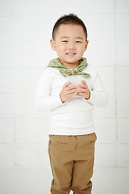 포토 JPG 남자 어린이 실내 건강 한명 서기 웃음 들기 사람 동양인 상반신 앞모습 컵 유치원생 한국인 우유 남자만 남자한명만 어린이만 소년만 소년한명만 국내포토 1 식기 뷰포인트 모션 유제품 표정 인종 내부 파일형식