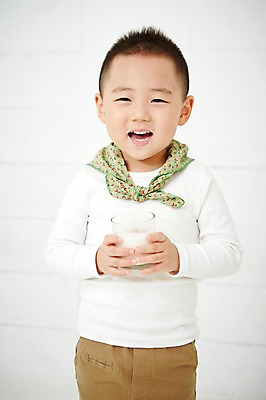 포토 JPG 남자 어린이 실내 건강 한명 서기 웃음 들기 사람 동양인 상반신 앞모습 컵 유치원생 한국인 우유 남자만 남자한명만 어린이만 소년만 소년한명만 국내포토 1 식기 뷰포인트 모션 유제품 표정 인종 내부 파일형식