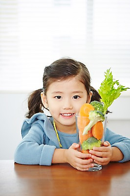 포토 JPG 웰빙 여자 어린이 채소 실내 건강 한명 웃음 사람 동양인 상반신 앞모습 컵 유치원생 당근 한국인 브로콜리 여자만 여자한명만 어린이만 소녀만 소녀한명만 국내포토 1 식기 뷰포인트 뿌리채소 표정 인종 내부 파일형식