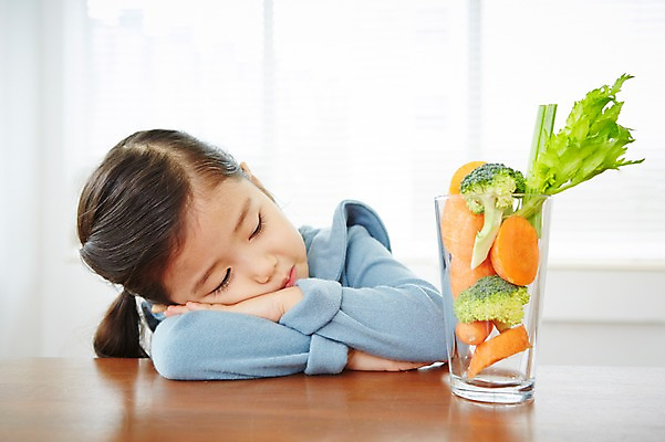 포토 JPG 웰빙 여자 어린이 엎드리기 채소 실내 건강 한명 사람 동양인 상반신 앞모습 컵 유치원생 당근 한국인 브로콜리 여자만 여자한명만 어린이만 소녀만 소녀한명만 국내포토 1 식기 뷰포인트 모션 뿌리채소 인종 내부 파일형식