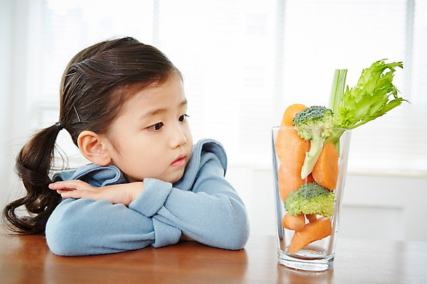 포토 JPG 웰빙 여자 어린이 채소 실내 건강 한명 사람 동양인 상반신 앞모습 컵 유치원생 당근 한국인 브로콜리 여자만 여자한명만 어린이만 소녀만 소녀한명만 국내포토 1 식기 뷰포인트 뿌리채소 인종 내부 파일형식