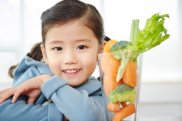 포토 JPG 웰빙 여자 어린이 채소 실내 건강 한명 웃음 사람 동양인 상반신 앞모습 컵 유치원생 당근 한국인 브로콜리 여자만 여자한명만 어린이만 소녀만 소녀한명만 국내포토 1 식기 뷰포인트 뿌리채소 표정 인종 내부 파일형식