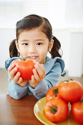포토 JPG 접시 웰빙 여자 어린이 토마토 채소 실내 건강 한명 들기 사람 동양인 상반신 앞모습 유치원생 한국인 여자만 여자한명만 어린이만 소녀만 소녀한명만 국내포토 1 식기 뷰포인트 모션 인종 내부 파일형식