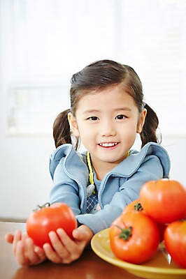 포토 JPG 접시 웰빙 여자 어린이 토마토 채소 실내 건강 한명 웃음 들기 사람 동양인 상반신 앞모습 유치원생 한국인 여자만 여자한명만 어린이만 소녀만 소녀한명만 국내포토 1 식기 뷰포인트 모션 표정 인종 내부 파일형식