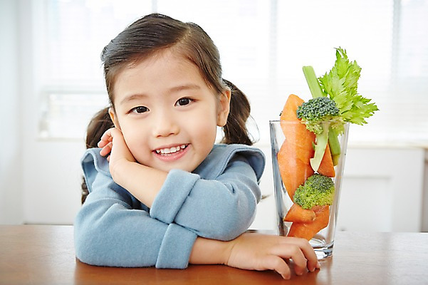 포토 JPG 웰빙 여자 어린이 채소 실내 건강 한명 웃음 사람 동양인 상반신 앞모습 컵 유치원생 당근 한국인 브로콜리 여자만 여자한명만 어린이만 소녀만 소녀한명만 국내포토 1 식기 뷰포인트 뿌리채소 표정 인종 내부 파일형식