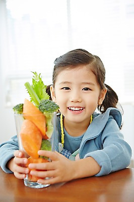 포토 JPG 웰빙 여자 어린이 채소 실내 건강 한명 웃음 사람 동양인 상반신 앞모습 컵 유치원생 당근 한국인 브로콜리 여자만 여자한명만 어린이만 소녀만 소녀한명만 국내포토 1 식기 뷰포인트 뿌리채소 표정 인종 내부 파일형식