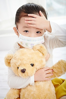 포토 JPG 여자 어린이 인형 안기 실내 마스크 한명 사람 동양인 손짓 상반신 앞모습 유치원생 곰인형 고통 한국인 질병 감기 여자만 여자한명만 어린이만 소녀만 소녀한명만 코로나바이러스 국내포토 1 감정 뷰포인트 의학 모션 인종 내부 바이러스 파일형식