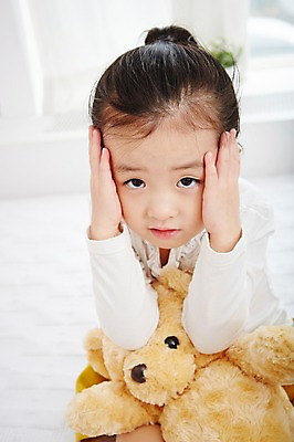 포토 JPG 여자 어린이 인형 실내 한명 사람 동양인 손짓 상반신 앞모습 유치원생 곰인형 고통 한국인 질병 감기 여자만 여자한명만 어린이만 소녀만 소녀한명만 국내포토 1 감정 뷰포인트 의학 모션 인종 내부 파일형식