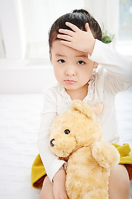 포토 JPG 여자 어린이 인형 실내 한명 사람 동양인 손짓 상반신 앞모습 유치원생 곰인형 고통 한국인 질병 감기 여자만 여자한명만 어린이만 소녀만 소녀한명만 국내포토 1 감정 뷰포인트 의학 모션 인종 내부 파일형식